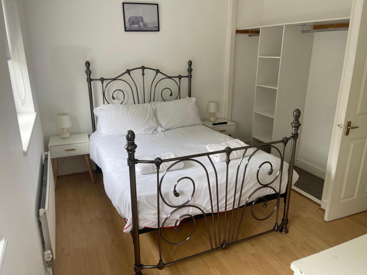 House Number 12 Sleeps Up To 4 With Smart Tvs In Every Room Wellington  Bagian luar foto