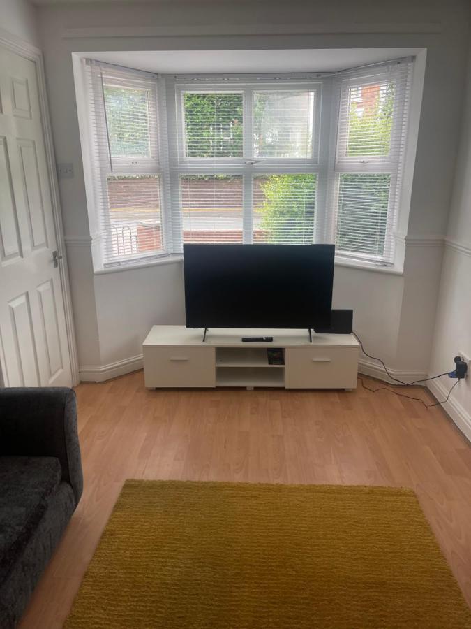 House Number 12 Sleeps Up To 4 With Smart Tvs In Every Room Wellington  Bagian luar foto