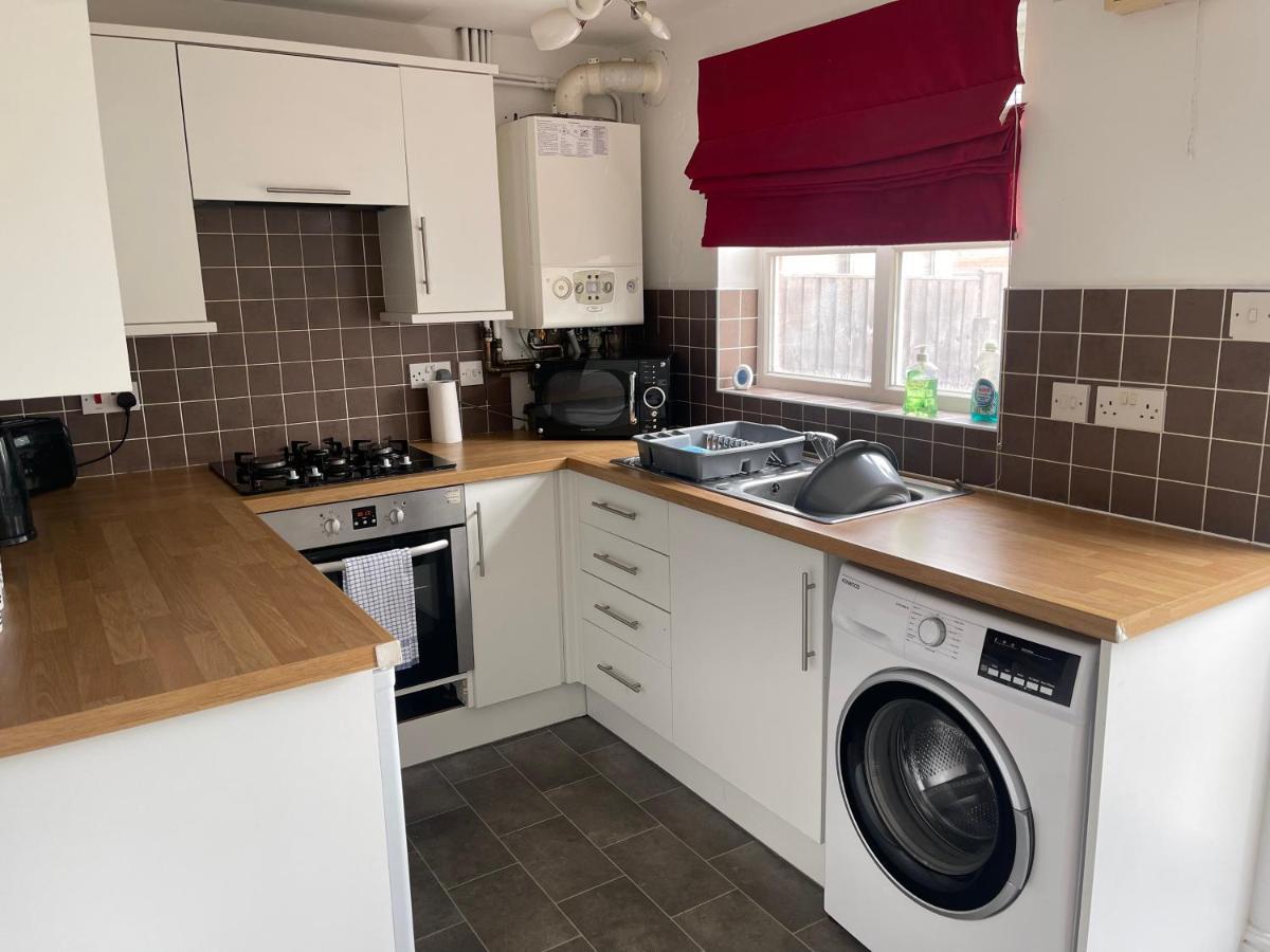 House Number 12 Sleeps Up To 4 With Smart Tvs In Every Room Wellington  Bagian luar foto
